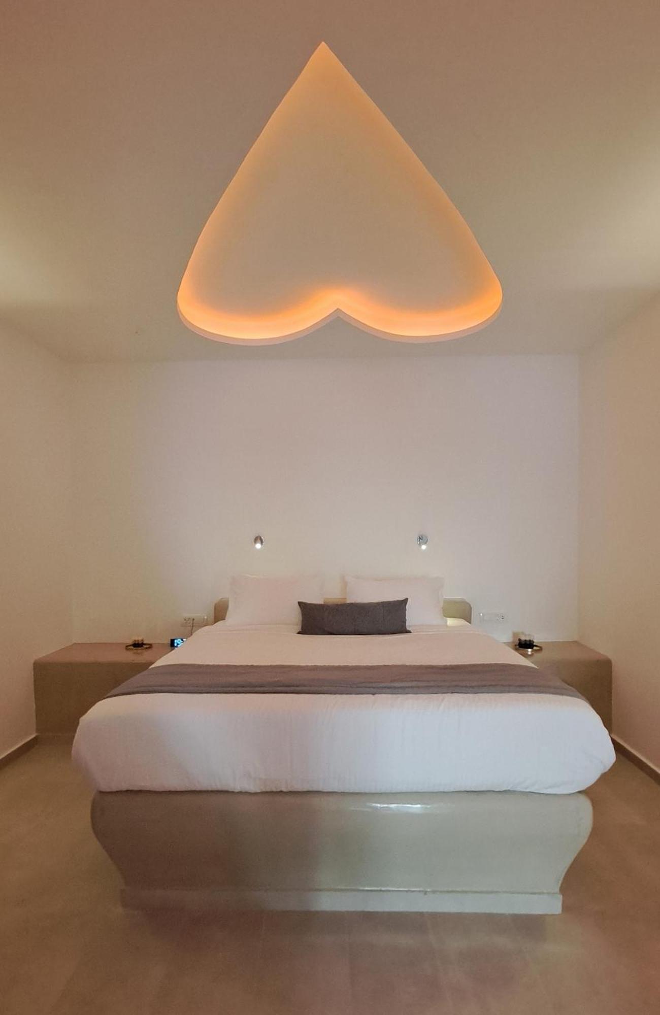 Suite avec Petite Piscine en Forme de Cœur